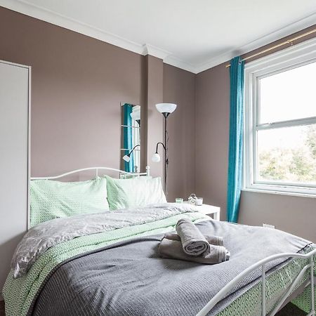 Shirley House 1, Guest House, Self Catering, Self Check In With Smart Locks, Use Of Fully Equipped Kitchen, Walking Distance To Southampton Central, Excellent Transport Links, Ideal For Longer Stays Luaran gambar